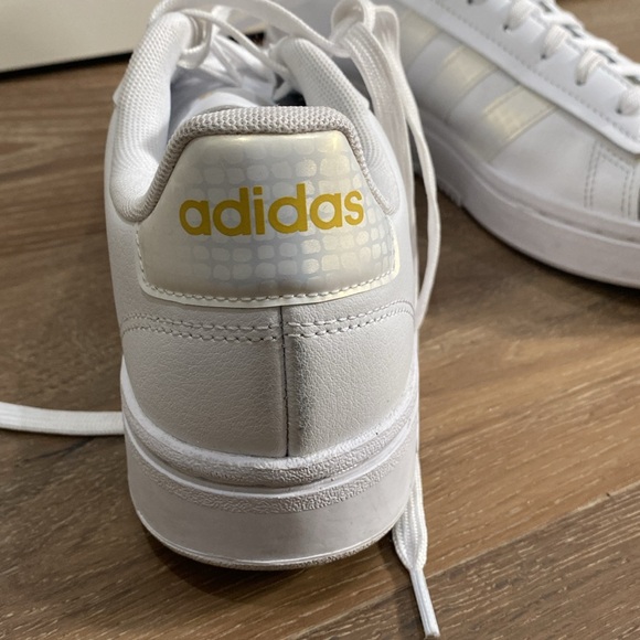 Adidas court shoe - Picture 3 of 6